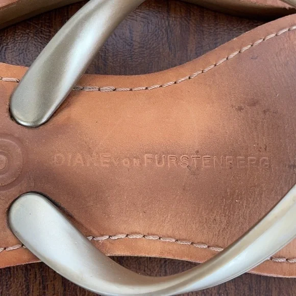 DIANE Von Furstenberg gold logo slip on thong sandals size 9 - Picture 3 of 4
